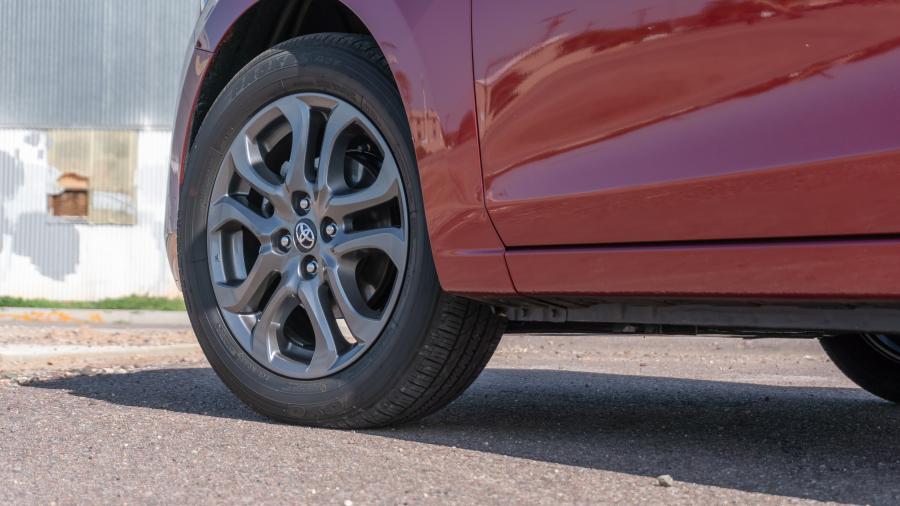 Колеса Toyota Yaris XLE Hatchback 2019 года  (NA) (фото 38 из 40)